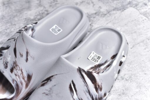Adidas Yeezy Slides - Image 3